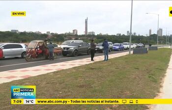 Unos 20 vehículos estaban esperando en el vacunatorio de la Costanera poco antes de las 07:00 de este miércoles para el arranque de la jornada, que se extiende en todos los vacunatorios del país hasta las 17:00.