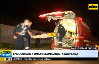 Encuentran a una persona adulta golpeada y tirada en la calle