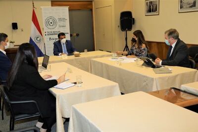 El ministro de Hacienda, Óscar Llamosas, se reunió con autoridades de CAF: Alejandra Claros y Joel Branski (Foto gentileza Hacienda).