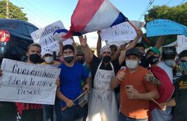 Manifestación de lomiteros en zona de Tres Bocas, cerrando parcialmente la ruta PY01.