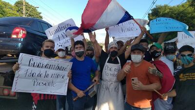 Manifestación de lomiteros en zona de Tres Bocas, cerrando parcialmente la ruta PY01.