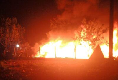 El voraz incendio afectó por completo el camión y la carga de telas.