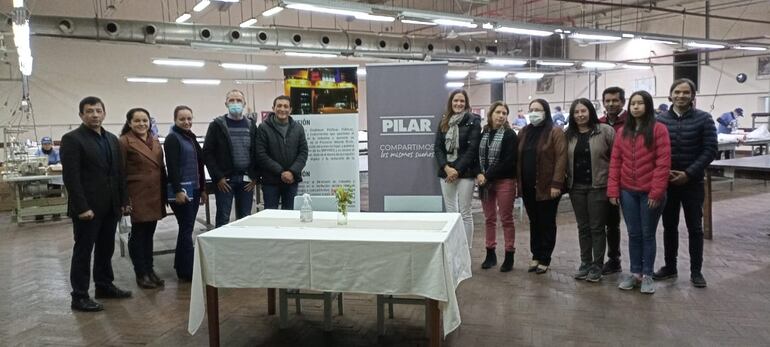 Funcionarios del MIC y la empresaria Sol Caballero junto a los confeccionistas de Pilar.