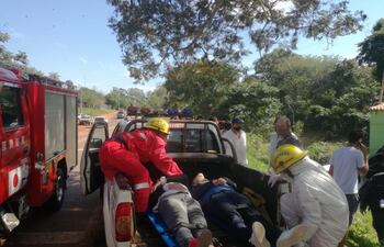 Los accidentados son trasladados en la patrullera policial hasta el Hospital Distrital de Carapeguá