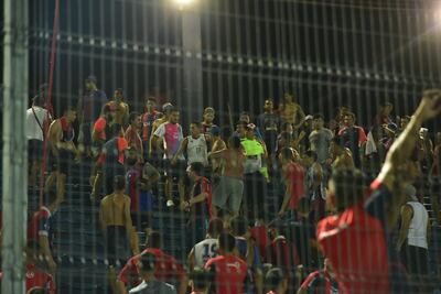 Estos hechos violentos obligaron a suspender por varios minutos el encuentro deportivo.