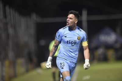 El portero Gaspar Servio celebró con todo el 2-0 del equipo, aunque sobre el final fue expulsado y resultó determinante.