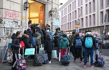 Alumnos entran en un centro escolar de Turín, Italia.