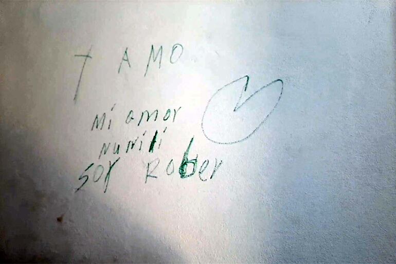 Garabato hecho por Roberto Florentín en la pared del inquilinato donde vivía en la ciudad de Caaguazú.