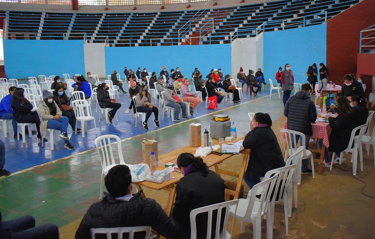 Una importante cantidad de adolescentes con enferemdades de base acudió a recibir su refuerzo contra el covid-19 en el vacunatorio de Villarrica.