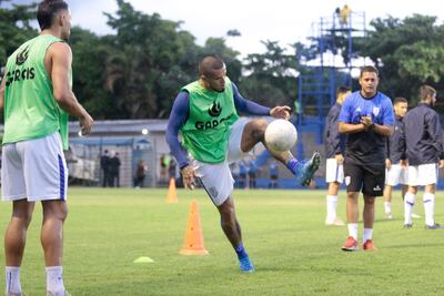 Víctor Ayala (c) será titular en el equipo de Sportivo Ameliano.