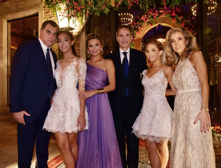 Las quinceañeras junto a sus padres Teófilo Ruiz y Sonia Giménez de Ruiz; Carlos Raúl Gorostiaga y Liliana Arestivo de Gorostiaga.