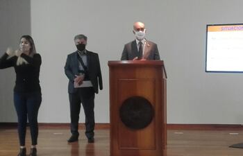 Julio Mazzoleni y Arnaldo Giuzzio hoy, en conferencia de prensa.