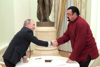 El presidente de Rusia, Vladímir Putin, ha firmado un decreto para condecorar al actor estadounidense Steven Seagal con la Orden de la Amistad, según el portal oficial de información legal rusa. En la imagen de archivo, ambos en un encuentro que tuvieron en el año 2016.
