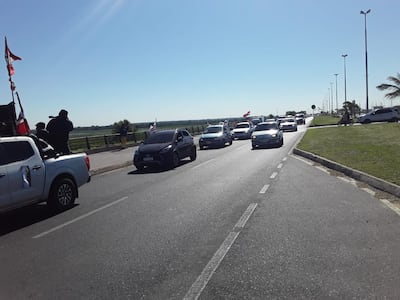 Caravana de funcionarios de la Copaco.