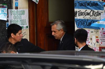 El presidente de Argentina, Alberto Fernández, retirándose de la casa de la vicepresidenta, Cristina Fernández, el día siguiente al intento de magnicidio.