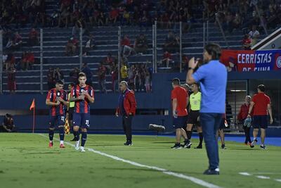 Francisco Arce (c) con los jugadores de Cerro Porteño durante el partido contra Libertad en La Nueva Olla por la décima jornada del torneo Apertura 2022.
