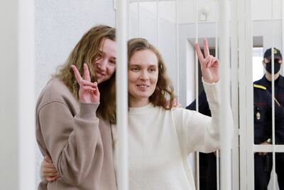 Las periodistas Daria Shultsova (izquierda) y Katerina Bakhvalova saludan durante su juicio en Minsk, Bielorrusia, este jueves.