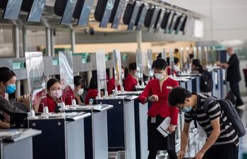 Mostradores de facturación en el aeropuerto de Hong KOng, China.