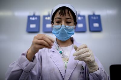 Un trabajador empaca vacunas contra la rabia en el laboratorio de Yisheng Biopharma, en China, donde los investigadores están investigando para desarrollar una vacuna contra el COVID-19, en Shenyang, provincia de Liaoning  en China.