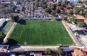 El Roque Battilana es el estadio de moda. Alberga los juegos de la Primera B, en breve recibirá la Copa Paraguay y sirve de sede de los entrenamientos de Guaraní, General Díaz y River Plate.