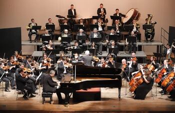 Alexander Panizza al piano junto a la Orquesta Sinfónica de la Ciudad de Asunción.