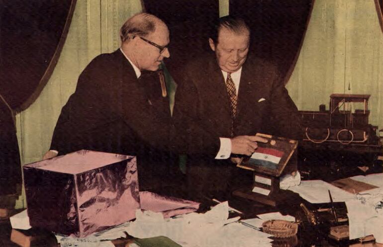La bandera paraguaya que llego a la Luna cuando fue traída a Asunción.