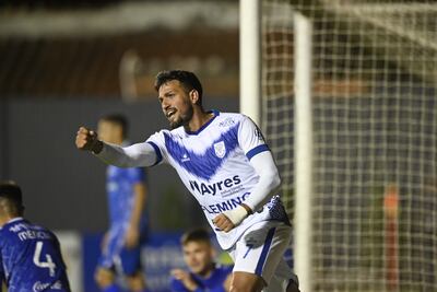 Elías Sarquis celebra tras convertir el primer gol de Ameliano en la victoria sobre Sol de América anoche en el Martín Torres.