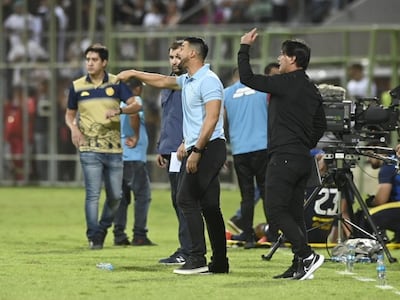 Julio César Cáceres (remera celeste), entrenador de Olimpia, en el partido contra Sportivo Trinidense en el estadio Villa Alegre de Encarnación por la cuarta fecha del torneo Apertura 2023 del fútbol paraguayo.