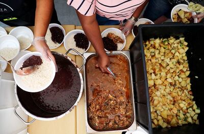 Cocineras de “La Casa de las Mujeres”, en el complejo de la Maré, se organizaron para asistir a las mujeres y sus familias en pandemia ante la precariedad de los servicios básicos. (EFE)