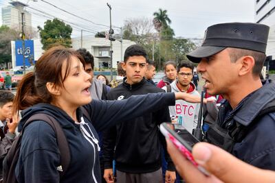 Los secundarios cerraron de forma intermitente las avenidas este mediodía.