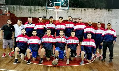 Plantel del Club Atlético Ciudad Nueva, que hoy enfrenta al Paranaense de Encarnación, en el Sur del país. Los ciudenses tienen un triunfo en tres juegos.