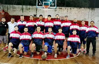 Plantel del Club Atlético Ciudad Nueva, que hoy enfrenta al Paranaense de Encarnación, en el Sur del país. Los ciudenses tienen un triunfo en tres juegos.
