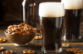 Dos pintas de cerveza negra con pretzels, en la barra de un pub irlandés.