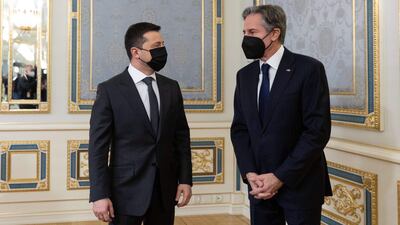El presidente de Ucrania, Volodymyr Zelensky (i) y el secretario de Estado de EE.UU., Antony Blinken (d).