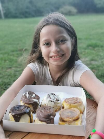 La pequeña de 8 años es experta en rolls de canela con cobertura.