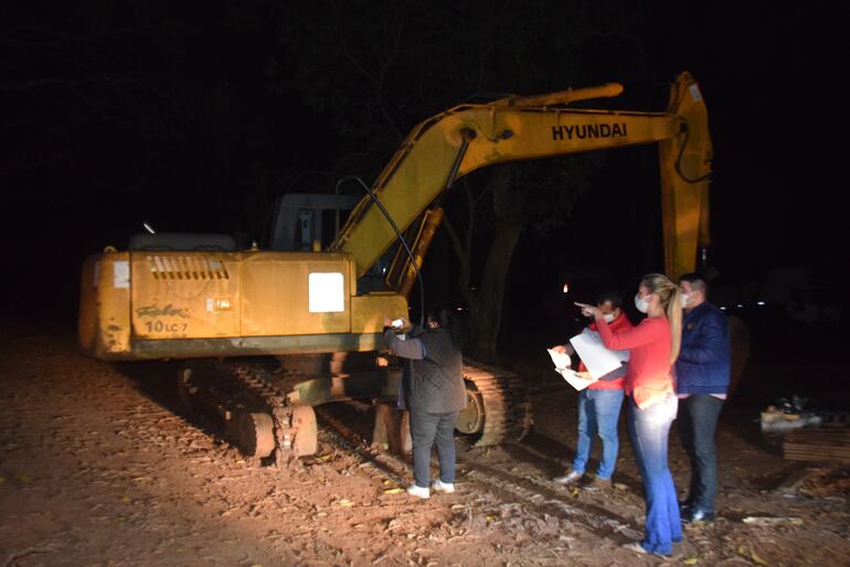Verificación de máquinas viales de parte de los concejales departamentales Wilson López y Rodrigo Miño con la escribana Natalia Apodaca