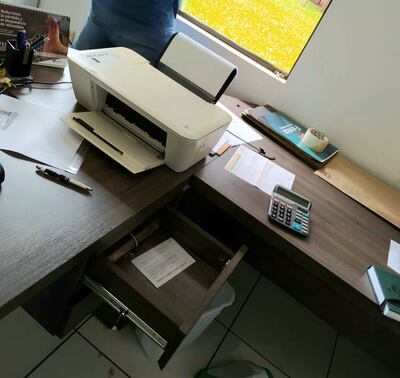 El millonario monto de dinero fue dejado en la gaveta de un mueble en la oficina de la estancia.