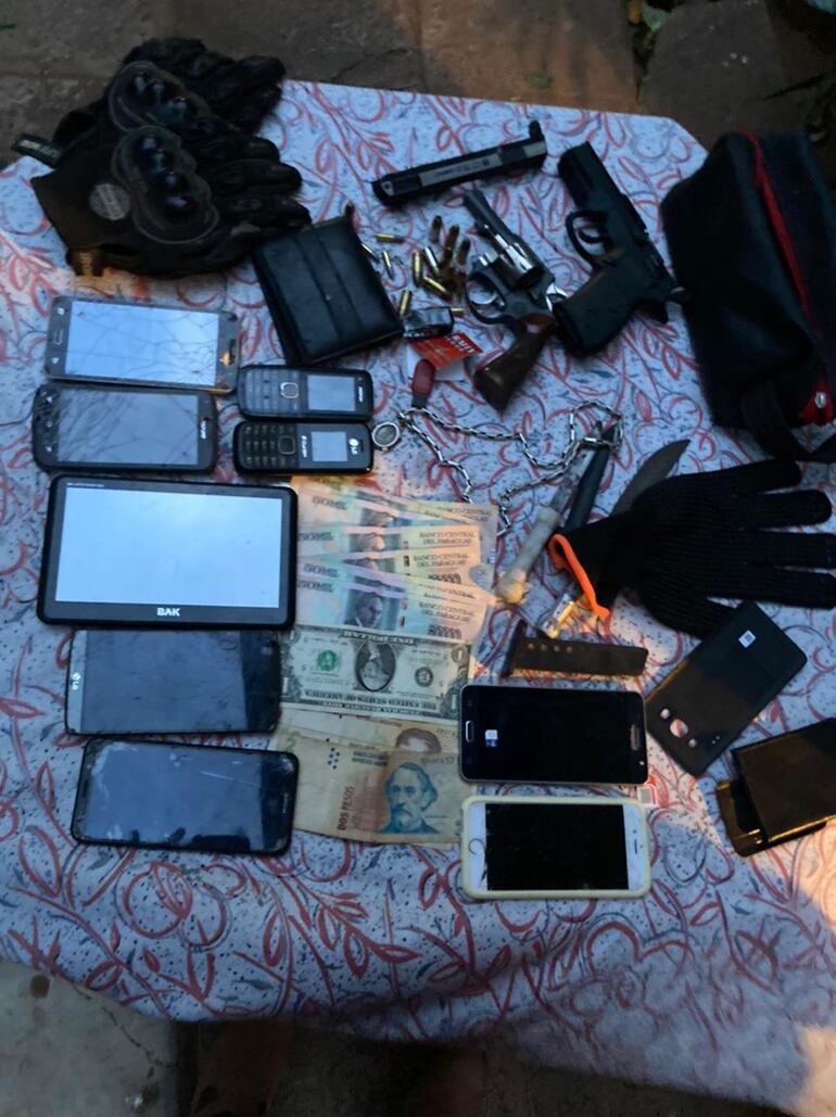 La fiscalía se incautó de varios celulares, armas de fuego y dinero, durante los allanamientos realizados en la madruga de hoy en Ñemby