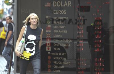 El precio del dólar estadounidense en el mercado informal de Argentina pegó otro salto este martes y alcanzó una nueva marca histórica debido a una combinación de factores, en la que subyace la desconfianza respecto a un débil peso argentino.