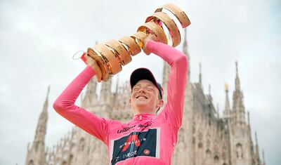 El ciclista británico Tao Geoghegan Hart, del equipo Ineos, celebra tras coronarse en el Giro de Italia. EFE