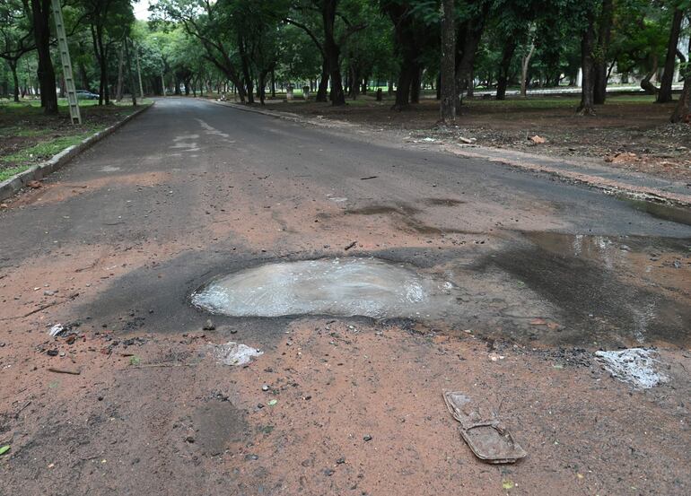 Cloaca revienta y destruye asfaltado hecho el año pasado. 