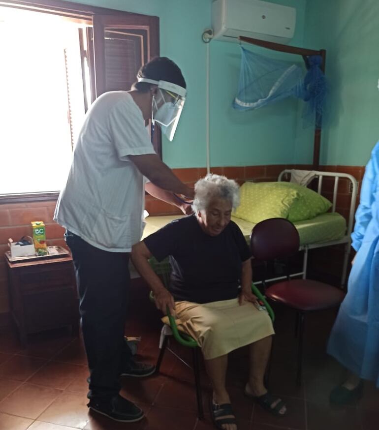 Las abuelas que están con covid son monitoreadas por el equipo médico y de enfermeras del Hospital Distrital de Carapeguá