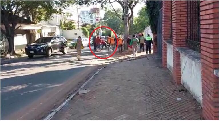 Obrero golpea en la cabeza a funcionario de la PMT.