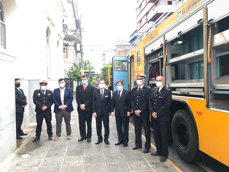 El embajador expresó que “los dos vehículos hidrantes hicieron un largo viaje desde Taiwán y la intención es que apoyen y equipen mejor a los bomberos voluntarios, para contribuir con este país hermano y su pueblo”.