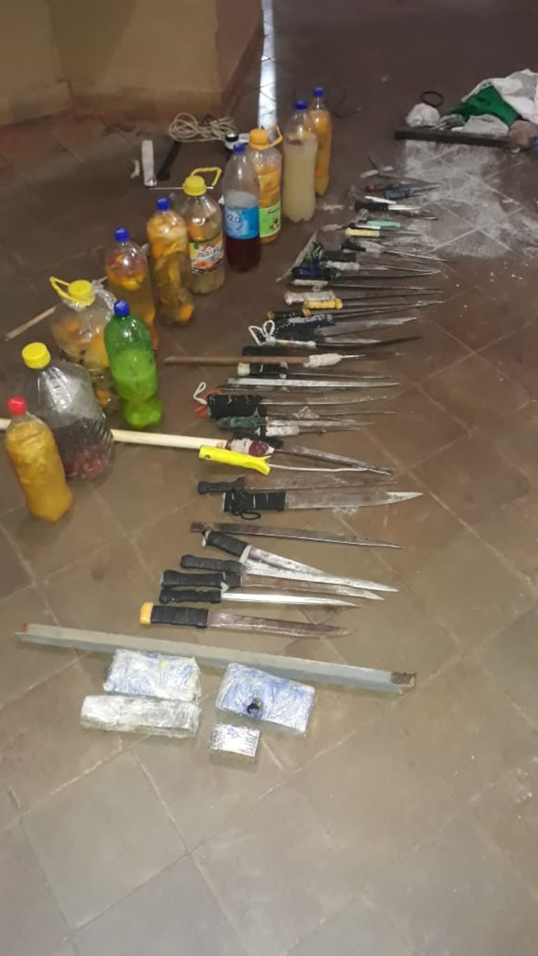 Se incautó armas punzantes y chicha.