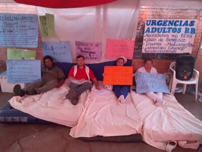 Cuatro funcionarios de Hospital de Clínicas iniciaron la huelga desde hoy.