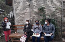 Mujeres embarazadas esperando recibir las vacunas en el Hospital de Fuerte Olimpo.