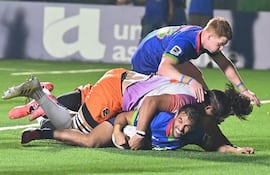 El yacaré Sebastián Urbieta se arroja para anotar el try y concretar el triunfo de los “guaraníes”.