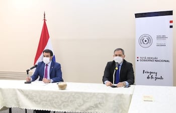 Óscar Llamosas, ministro de Hacienda y Marco Elizeche, el viceministro de Administración Financiera.