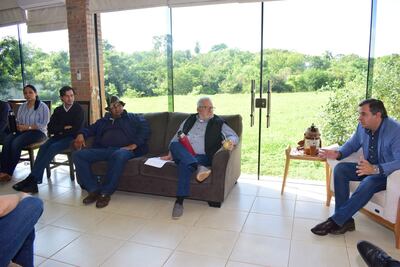 Reunión con el gobernador Carlos Arrechea (ANR) (d) quien confirmó el asfaltado en la Ruta del Progreso.